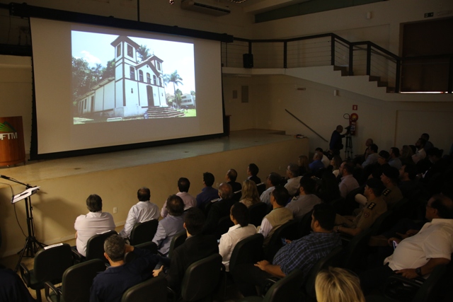 Apresentação do vídeo institucional no auditório Ametista