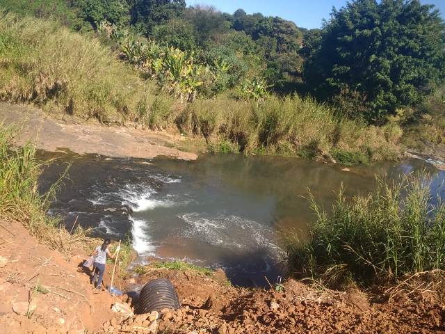 Aluna da UFTM coleta amostra do Corrego das Lajes, afluente do Rio Uberaba