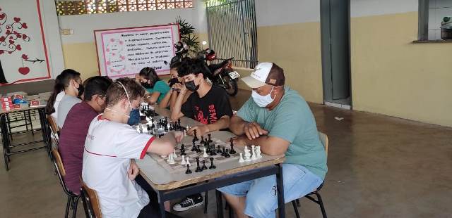 Alunos da escola Tiradentes jogam xadrez, sob orientação do professor Carlos Morais