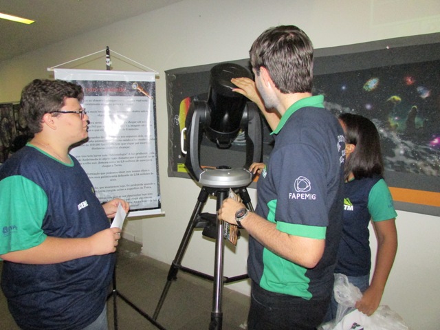 Monitores do Programa com telescópio para observar o céu