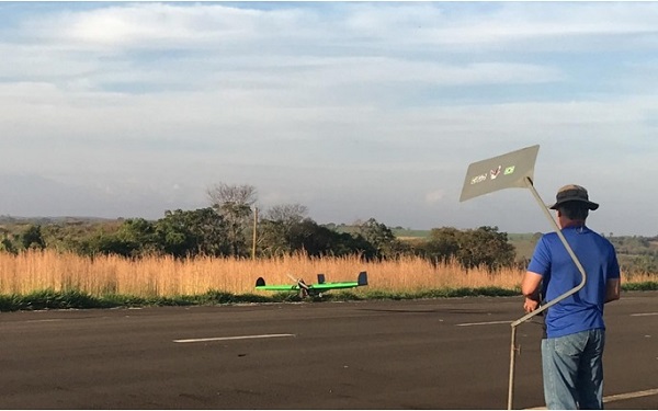 Corrida de decolagem do avião protótipo com o piloto da equipe Rodrigo Samper, o Diretor Presidente da Liga Uberabense de Aeromodelismo (LUA)