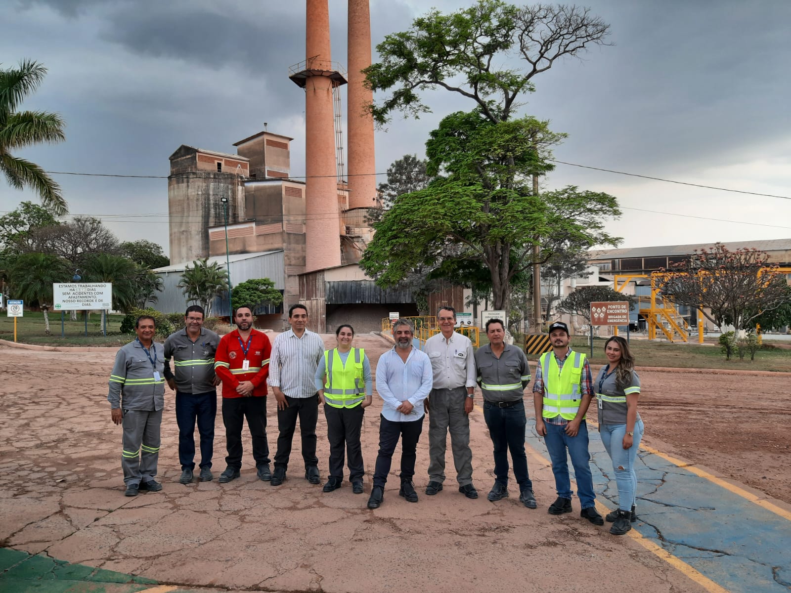 Equipe da UFT visitando a fabrica de processamento de argila refratária na fabrica da RHI Magnesita em Ponte Alta - UBERABA/MG