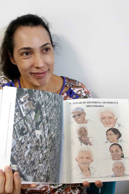 Professora Sandra Dantas, coordenadora do PET História com o livro Baú de Memórias