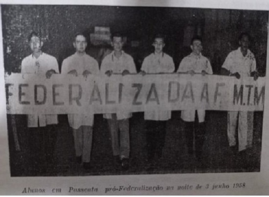 Alunos do curso de Medicina da FMTM em passeata pela federalização da instituição (3 de junho de 1958)