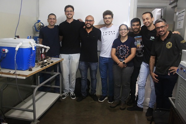 Alunos do Grupo 2, o téncnico de da Engenharia Mecânica, Leandro Ribeiro Alves eo professor Guilherme Azevedo Oliveira