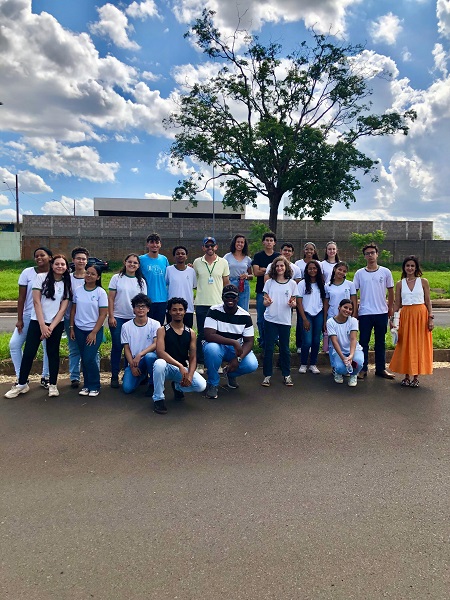 Alunos do 2º ano do ensino médio integrado ao curso técnico de química do IFTM Uberaba e equipe da Engenharia Ambiental da UFTM 