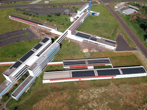 Vista aérea das placas fotovoltaicas na Unidade II da UFTM na UniverdecidadeII